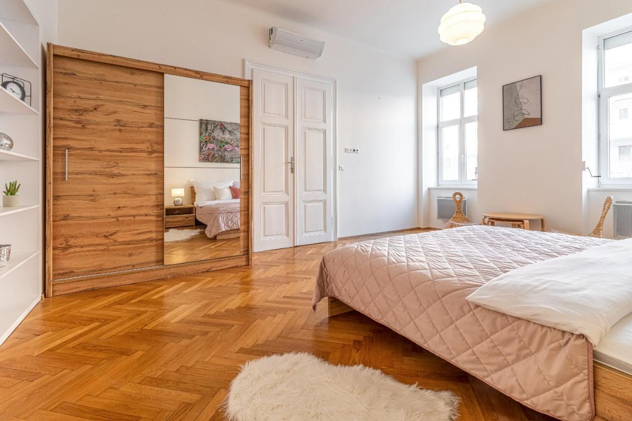 Апартаменти Stylish Luxury Flat In Old Town Братислава Екстер'єр фото
