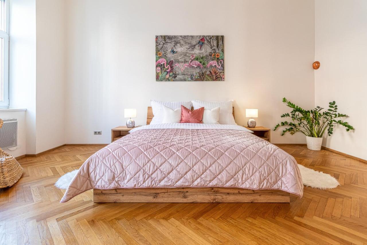 Апартаменти Stylish Luxury Flat In Old Town Братислава Екстер'єр фото